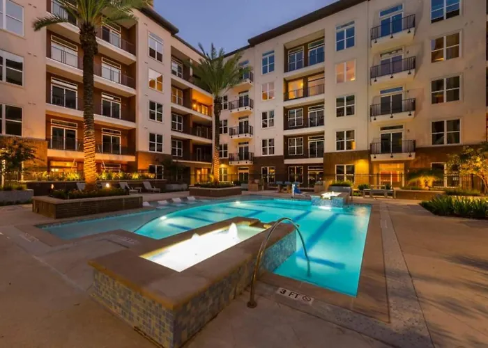 Downtown Apt Free Parking - Pool - Gym - Fully Kitchen