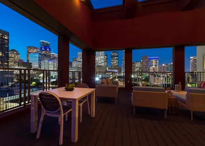 Downtown Apt Free Parking - Pool - Gym - Fully Kitchen